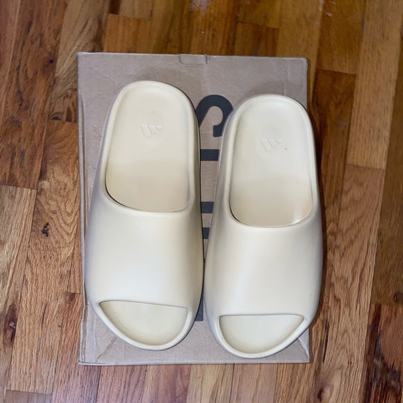 yeezy slides onyx womens